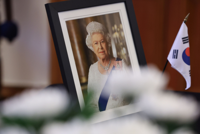 9일 오후 서울 중구 주한영국대사관에 마련된 엘리자베스 2세 여왕 분향소에 고인의 영정사진이 놓여있다. / 연합뉴스
