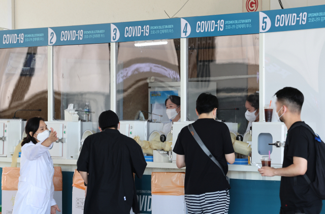 9월 7일 서울 강서구 김포국제공항 국제선 청사 1층에 문을 연 코로나19 검사센터에서 관광객들이 검사를 받고 있다. 연합뉴스