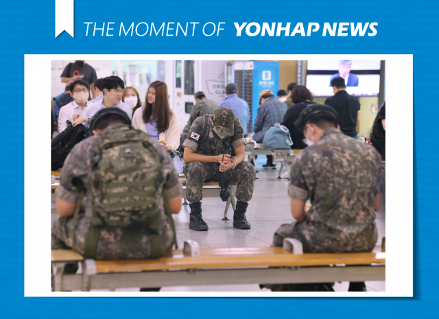 서울역을 오가는 군인들의 모습./연합뉴스