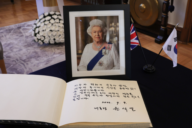 [영국 여왕 서거] 넷플릭스, 엘리자베스 2세 다룬 '더 크라운' 촬영중단