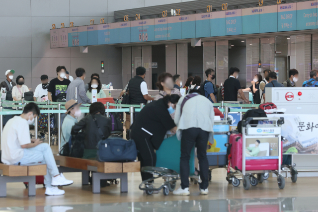 추석 연휴를 하루 앞둔 8일 오전 여행객들이 인천공항 2터미널 출국장을 오가고 있다. 연합뉴스