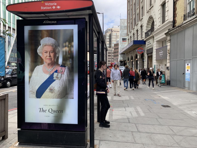 엘리자베스 2세 영국 여왕 서거 다음 날인 9일(현지시간) 런던 등 영국 버스 정류장, 지하철역, 상점 등에는 여왕 추모 사진과 메시지가 게시됐다. 연합뉴스