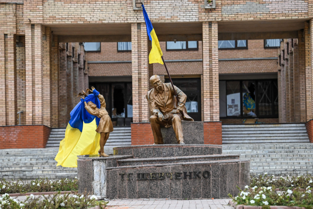 우크라이나 하르키우주 바라클라아의 한 광장 동상에 우크라이나 국기가 걸려 있다. 우크라이나군은 9일(현지시간) 이 도시를 탈환했다. AFP연합뉴스