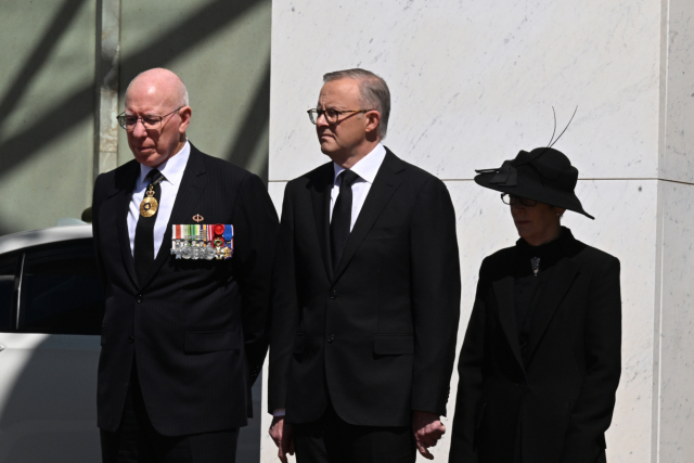 데이비드 헐리(왼쪽부터) 호주 총리, 앤서니 앨버니지 호주 총리가 11일(현지시간) 호주 캔버라 의회에서 찰스 3세 국가원수 선포 기념식을 열고 있다. EPA연합뉴스