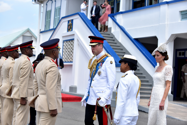 윌리엄 영국 왕세자 부부가 왕세손 부부 시절이던 지난해 3월 자메이카를 방문해 자메이카 총참모장 안토니 웨미스 고먼과 인사하고 있다. EPA연합뉴스