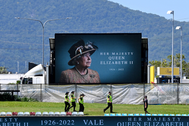 호주 케언즈의 크리켓 경기장에 11일(현지시간) 엘리자베스 2세 영국 여왕의 서거를 추모하는 사진이 걸려 있다. AFP연합뉴스