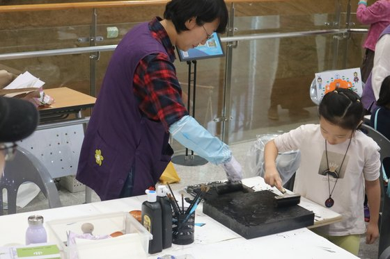어린이가 서울 송파구 한성백제박물관에서 목판 인쇄를 체험하고 있다. 사진 제공=서울시