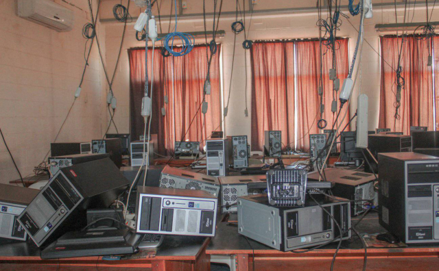 11일(현지시간) 강진으로 파푸아뉴기니 도시 래의 와인국립고교의 컴퓨터실 집기가 떨어져 있는 모습. AFP연합뉴스