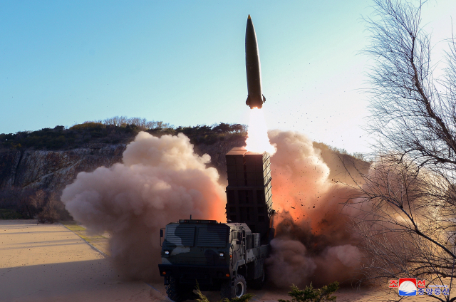 북한이 지난 4월 17일 조선중앙통신 보도를 통해 공개한 '신형 전술유도무기'의 시험발사 모습. 북한은 이에 대해 전술핵 운용의 효과성을 강화하는 의의를 가진다고 주장했다. /조선중앙통신·연합뉴스