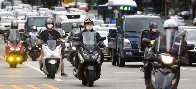 배달 라이더들이 서울 시내 도로를 달리고 있다./연합뉴스
