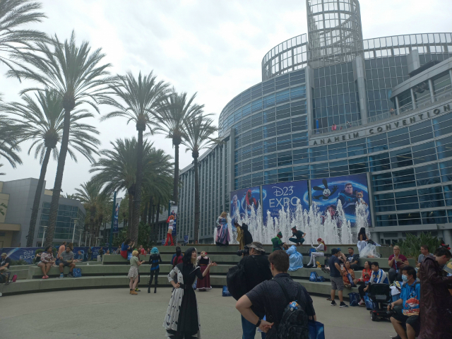 미국 로스앤젤레스 애너하임에서 9~11일(현지 시간) 열린 D23 엑스포에서 디즈니 팬들이 각자 분장한 캐릭터 의상을 뽐내고 있다. 사진(애너하임)=이경운 연수특파원