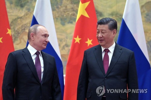 시진핑(오른쪽) 중국 국가주석이 블라디미르 푸틴 러시아 대통령과 만나고 있다. AFP연합