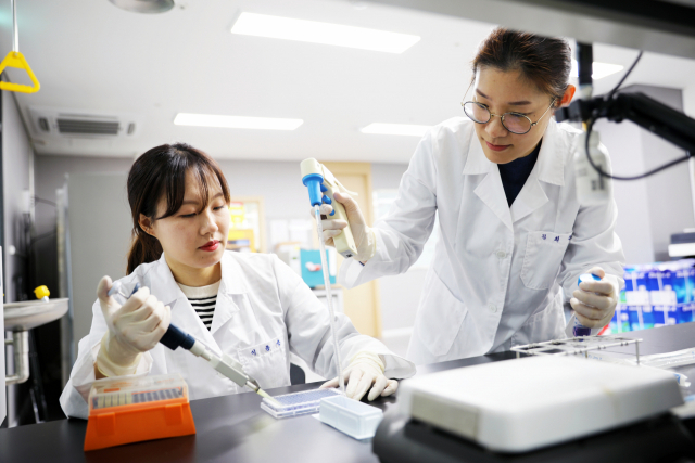 HLB 연구원들이 경기도 동탄의 이 회사 바이오연구소에 약물 연구를 하고 있다. 사진제공=HLB