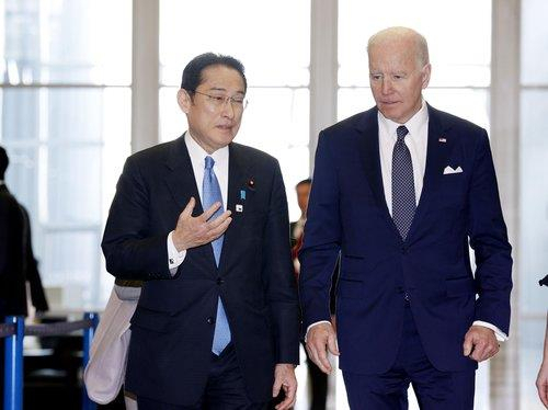 기시다 후미오(왼쪽) 일본 총리와 조 바이든 미국 대통령. 교도연합뉴스