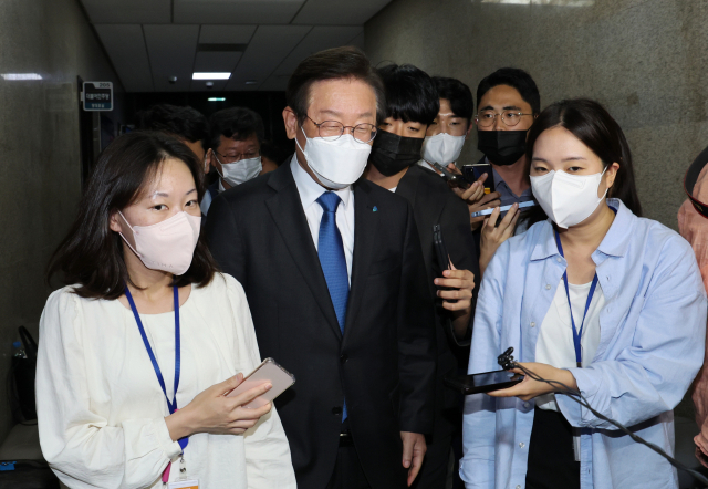 더불어민주당 이재명 대표가 12일 오후 국회 당대표실에서 비공개회의를 마친 뒤 이동하며 취재진의 질문을 받고 있다. /연합뉴스