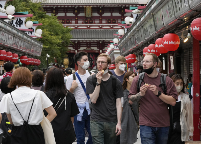 지난 7일 관광객들이 일본 도쿄의 아사쿠사를 구경하고 있다. EPA연합뉴스
