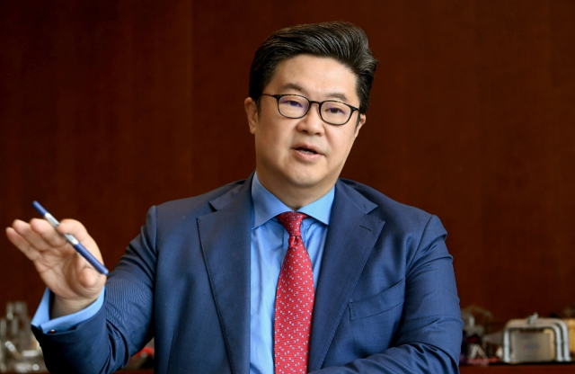 김병주 MBK파트너스 회장이 8월 서울 종로구 디타워에 위치한 사무실에서 자신의 투자 철학을 소개하고 있다. 성형주 기자
