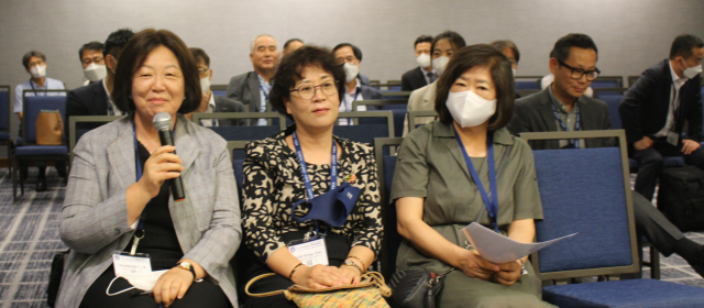 한미 과학기술 혁신 토크콘서트’에 참가한 오명숙(앞줄 왼쪽) 한국여성과총 회장이 과학기술 혁신을 위한 다양성을 강조하고 있다. 워싱턴=윤홍우 특파원