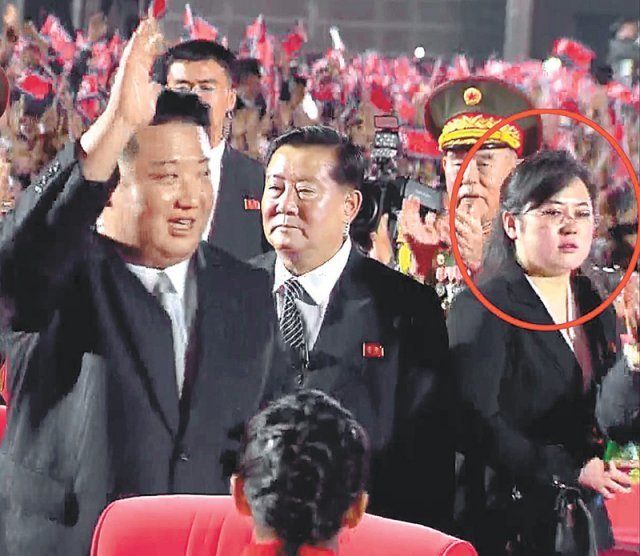 8일 처음 포착된 김정은 북한 국무위원장의 의전 담당 수행원(빨간 원 안). 조선중앙TV 캡처