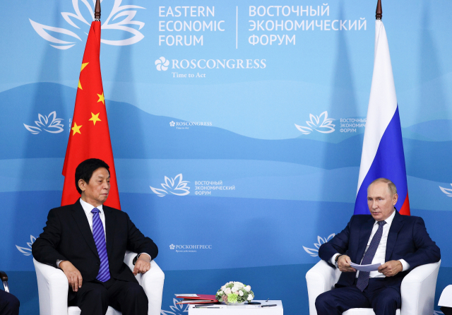 블라디미르 푸틴(오른쪽) 러시아 대통령이 7일(현지 시간) 블라디보스토크에서 열린 제7차 동방경제포럼(EEF)에 참석해 중국 지도부 서열 3위인 리잔수 전국인민대표대회 상무위원장과 회담하고 있다. AP연합