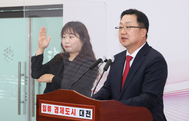 이장우(오른쪽) 대전시장이 베이스볼드림파크를 개방형 야구장으로 건립하겠다고 밝히고 있다. 사진제공=대전시