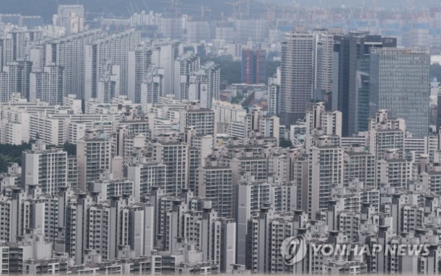 오후 서울 강남구 삼성동 트레이드 타워에서 바라본 서울 시내 아파트 모습./연합뉴스