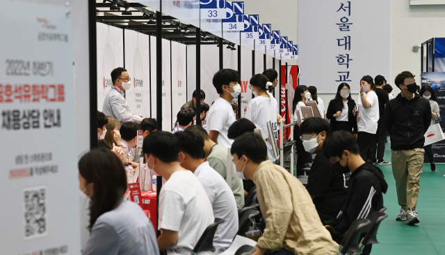 이달 6일 서울 관악구 서울대학교에서 열린 '2022 하반기 서울대학교 채용박람회'를 찾은 학생들이 자신에 맞는 일자리를 찾고 있다. 오승현 기자 2022.09.06