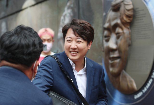 국민의힘 이준석 전 대표가 4일 대구 중구 김광석 거리를 찾아 당원·시민들과 인사하고 있다. 연합뉴스