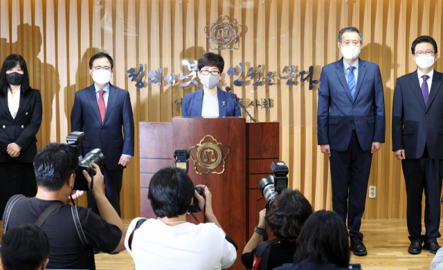 공군 성폭력 피해자 고(故) 이예람 중사 사망 사건을 100일간 수사한 안미영 특별검사가 13일 서울 서초구 서울지방변호사회관에서 수사 결과를 발표하고 있다. 연합뉴스