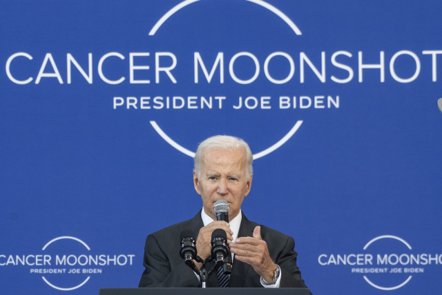 조 바이든 미국 대통령이 12일(현지시간) 매사추세츠주 보스턴의 JFK 도서관·박물관에서 암 종식을 목표로 하는 '암 문샷'(cancer moonshot) 연설을 하고 있다./연합뉴스