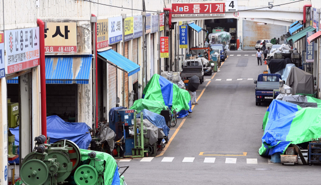 13일 경기 시화공단에 위치한 중고 기계유통단지에 중고 공작기계들이 중인을 기다리고 있다./시화=이호재기자.