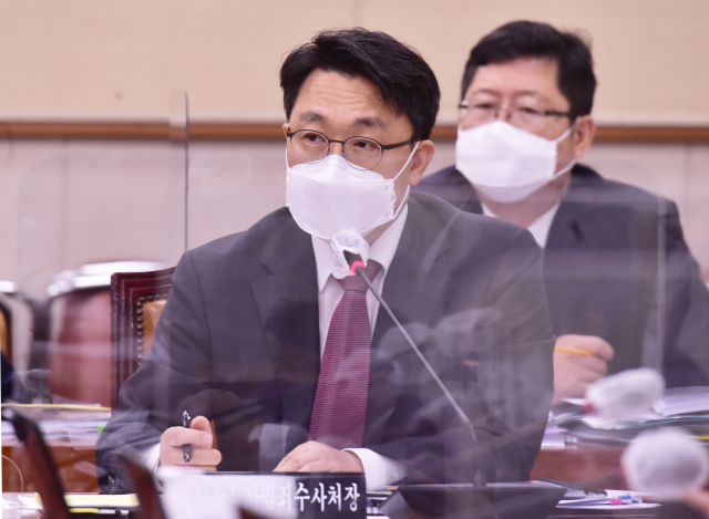 김진욱 공수처장이 지난 8월 29일 국회에서 열린 법제사법위원회 전체회의에서 의원 질의에 답변하고 있다. 연합뉴스