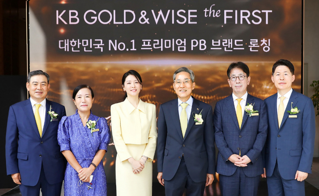 KB금융그룹이 6일 국내 최대 규모의 종합자산관리센터인 ‘KB 골드&와이즈 더 퍼스트(KB GOLD&WISE the FIRST)’를 오픈했다. ‘KB 골드&와이즈 더 퍼스트’는 지하 2층~지상 7층으로 구성된 총 9층 규모의 종합자산관리센터로 총 15개의 고객상담실과 1400여 개의 최신식 대여 금고를 갖추고 있으며 센터 전체 내부 공간은 ‘책과 예술(Book&Art)’이라는 콘셉트로 구성됐다. 김성현(왼쪽부터) KB증권 사장, 박정림 KB증권 사장, 배우 이영애 씨, 윤종규 KB금융 회장, 이재근 KB국민은행장, 최재영 KB국민은행 전무가 기념 촬영을 하고 있다. 사진 제공=KB금융