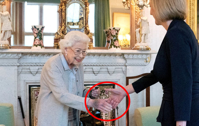 엘리자베스 2세 영국 여왕이 지난 6일(현지시간) 스코틀랜드 밸모럴성에서 리즈 트러스 신임 당 대표 및 차기 총리 내정자를 만나 악수하고 있다. AP연합뉴스