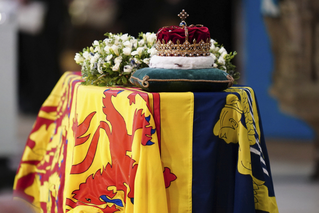 12일(현지시간) 영국 스코틀랜드 에든버러의 성 자일스 대성당에 자리한 고(故) 엘리자베스 2세 여왕의 참나무 관 위에 스코틀랜드 왕관이 올려져 있다. AP연합뉴스
