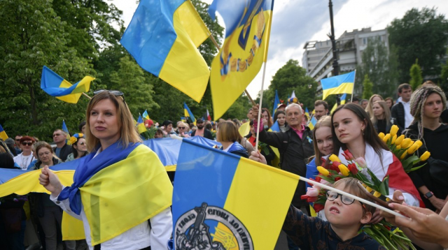 우크라이나 난민들이 지난 5월 29일(현지시간) 바르샤바에서 자신들을 받아준 폴란드 정부에 감사를 표시하는 거리 행진을 벌이고 있다. EPA연합뉴스