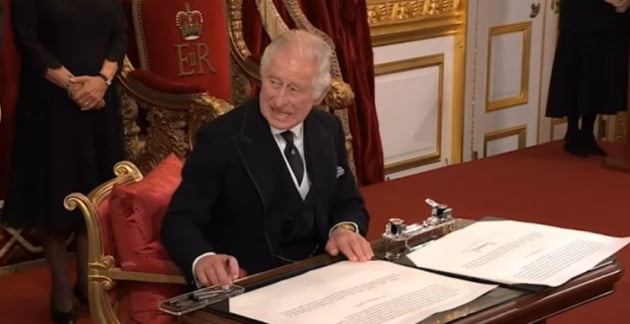 영국의 찰스 3세 국왕이 지난 10일 세인트 제임스 궁전에서 열린 즉위식에서 서명하고 있다./유튜브 캡처