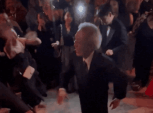 '오징어게임'의 배우 오영수가 12일(현지시간) 미국 에미상 애프터파티에서 팝 음악에 맞춰 춤을 추고 있다. 미나 해리스 트위터