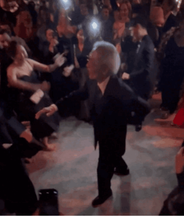 '오징어게임'의 배우 오영수가 12일(현지시간) 미국 에미상 애프터파티에서 팝 음악에 맞춰 춤을 추고 있다. 미나 해리스 트위터