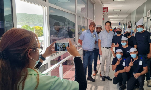 이재용 삼성전자 부회장이 9일(현지시간) 삼성전자 멕시코 케레타로 가전 공장을 방문해 직원들과 기념 촬영하고 있다. 사진제공=삼성전자