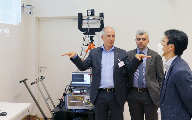독일 베를린에 위치한 프라운호퍼 하인리히·헤르츠 연구소에서 김병훈(오른쪽) LG전자 CTO 부사장이 현지 관계자와 6G 기술에 대해 논의하고 있다. 사진 제공=LG전자