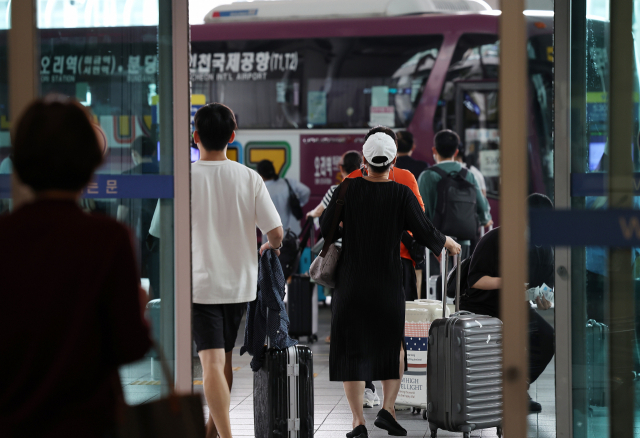 12일 인천국제공항 입국장 앞에서 여행객들이 도심으로 가는 버스를 기다리고 있다. 연합뉴스