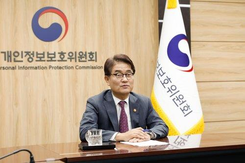 윤종인 개인정보위원장, 임기 1년 남기고 사임