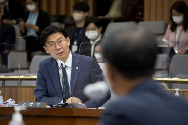 '국회 어떻게 들어왔나'…野 '김건희 특검 반대' 조정훈에 선넘는 비판
