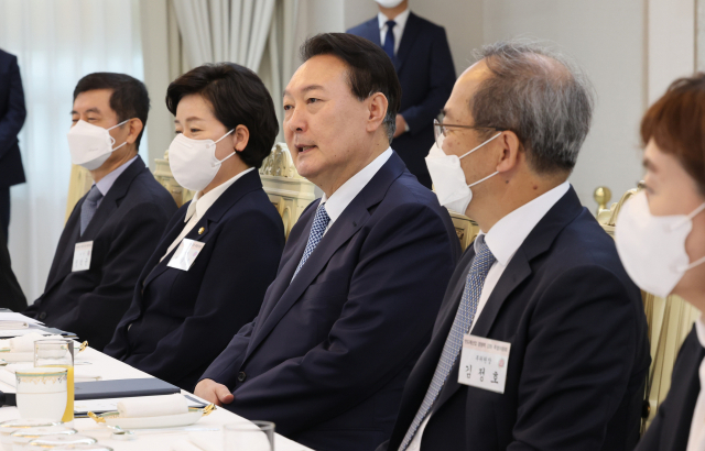 윤석열 대통령이 14일 서울 용산 대통령실에서 열린 국민의힘 반도체산업경쟁력강화특별위원회 오찬에서 발언하고 있다. 연합뉴스