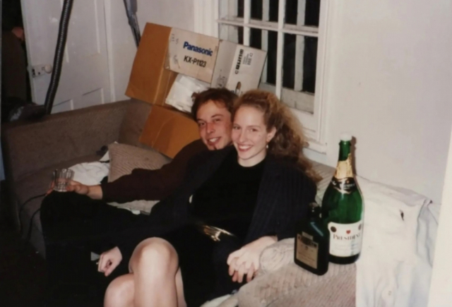 1994년 일론 머스크와 그의 여자친구였던 제니퍼 그웬. RR옥션