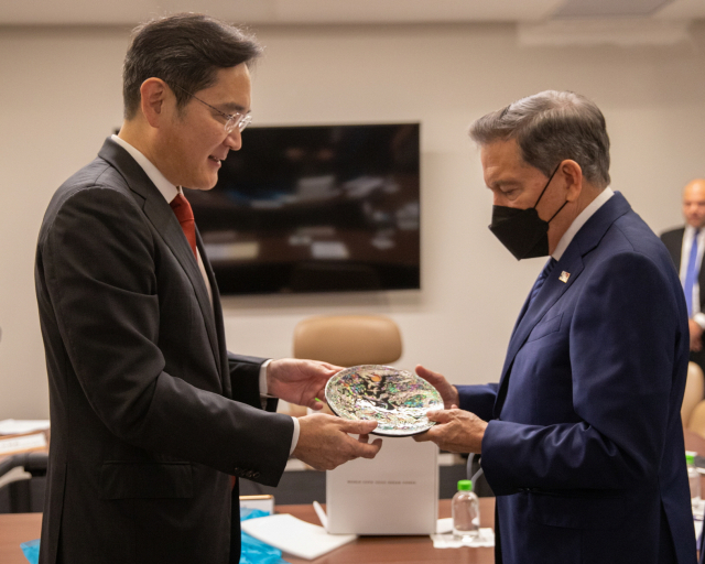파나마 대통령 만나 엑스포 홍보…직원가족에 스마트폰·굴비 선물