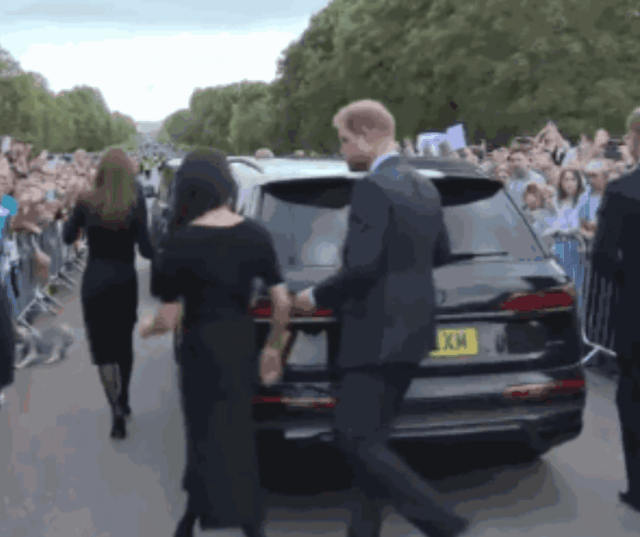 지난 10일 영국 윈저성 앞에서 해리 왕자가 아내 메건 마클 왕자비를 위해 차량 문을 열어주고 있다. 트위터 제공