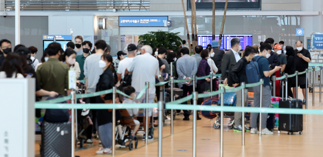 14일 인천국제공항 2터미널 출국장에서 여행객들이 탑승 수속을 위해 기다리고 있다. 연합뉴스