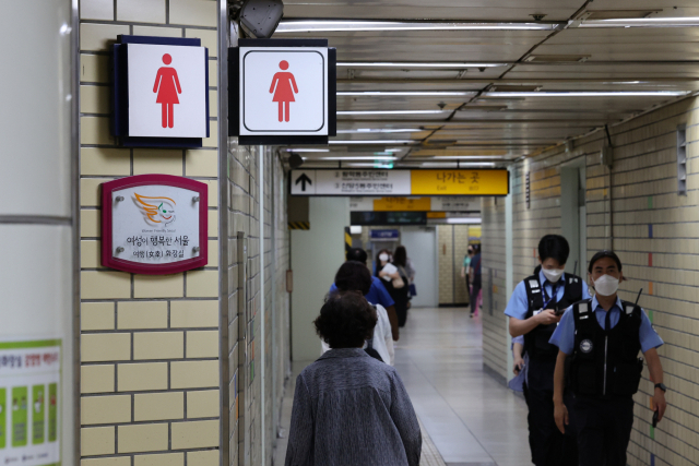 15일 서울 중부경찰서에 따르면 전날 오후 9시께 서울지하철 2호선 신당역 여자화장실에서 20대 여성 역무원을 살해한 혐의로 30대 남성 A씨를 현행범 체포했다. 사진은 15일 오전 신당역 여자화장실 입구의 모습. 연합뉴스